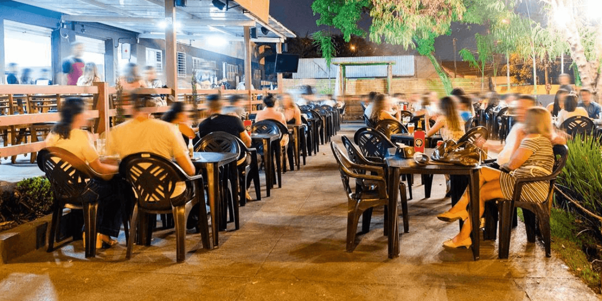 Prefeitura já autua bares e restaurantes que burlam normas sobre consumo de bebidas