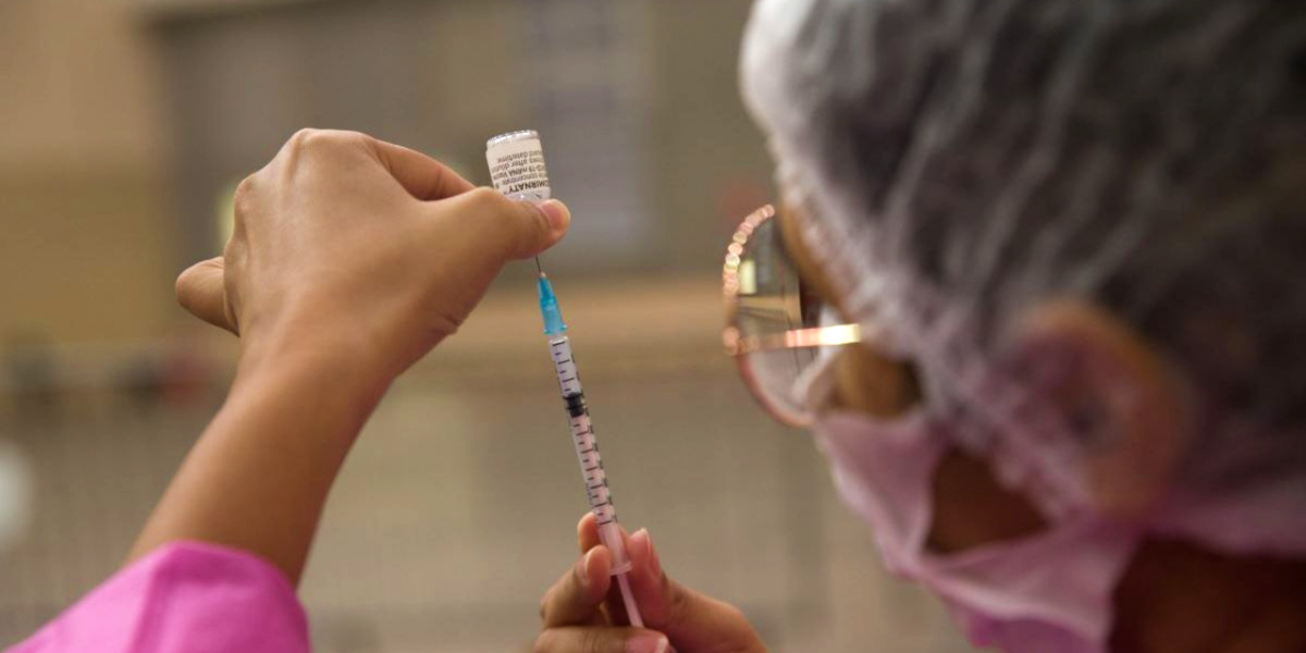 Prioridade da vacinação no momento é para a segunda dose, diz Flúvia Amorim