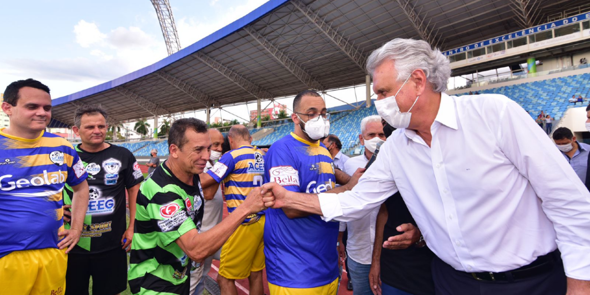 Caiado dá pontapé inicial em partida da Associação dos Cronistas Esportivos de Goiás