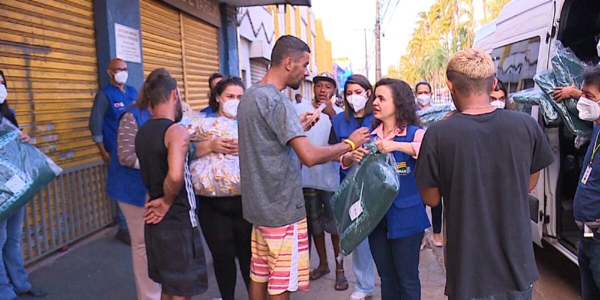 OVG entrega cobertores a moradores em situação de rua de Goiânia