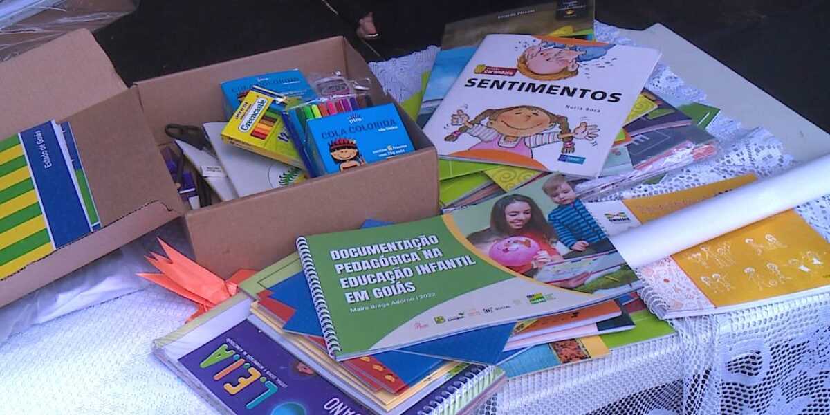 Crianças recebem kits escolares para 2023