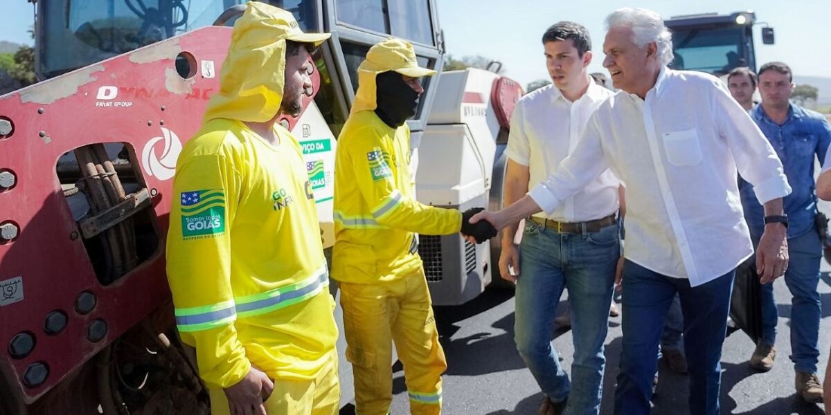 Caiado visita obra de rodovia e entrega benefícios em Goianésia