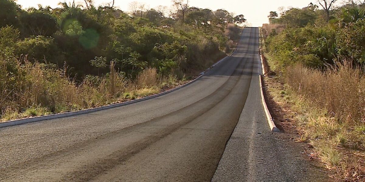 Caiado vistoria obra asfáltica na região do rio Araguaia