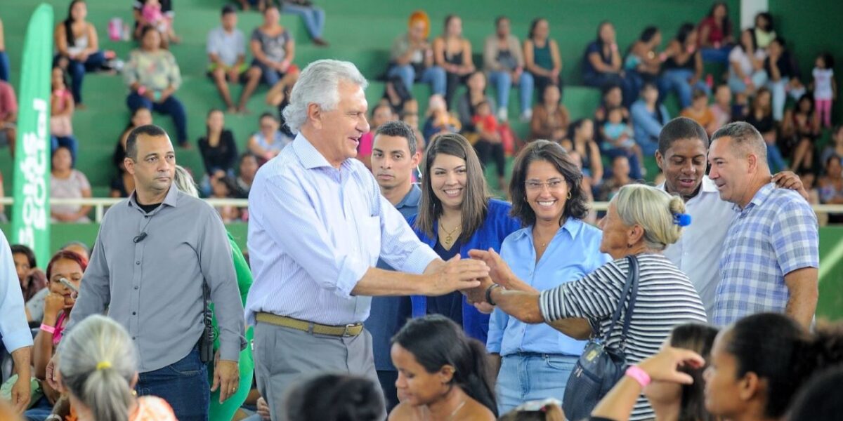 Caiado entrega benefícios sociais em Luziânia