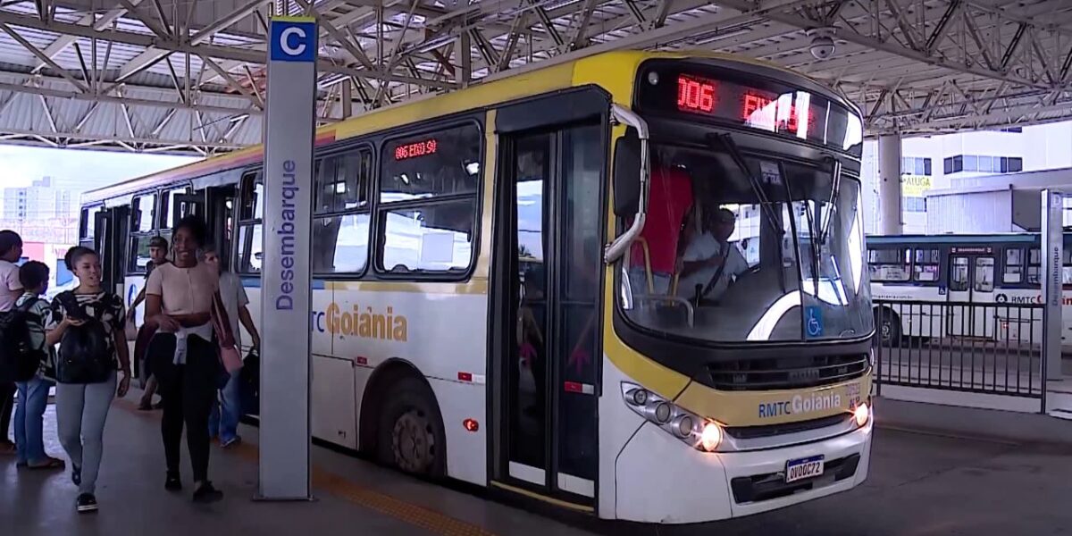 Governo de Goiás age e ônibus não sobe desde 2019