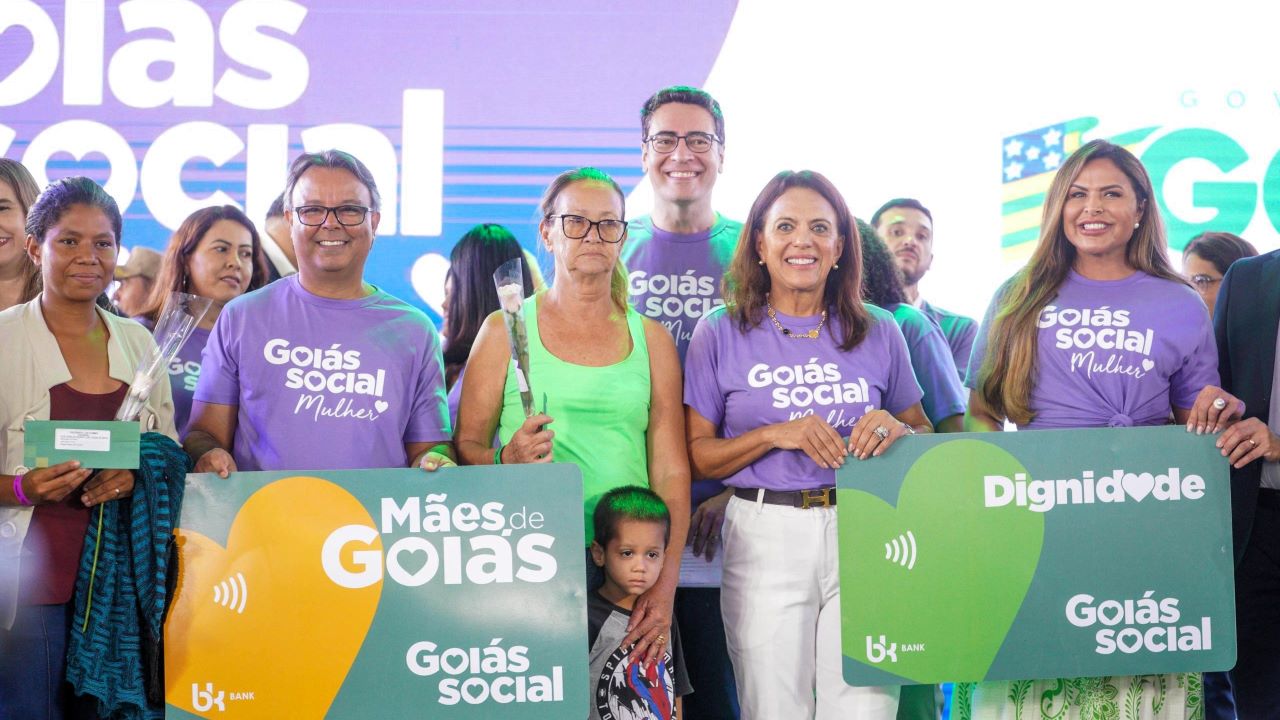 Mulheres goianas recebem atendimento do Goiás Social Mulher na Praça Cívica