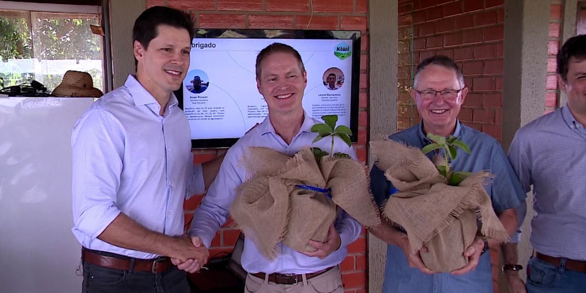 Em visita a fazenda leiteira, Daniel Vilela destaca avanço da produção em Goiás