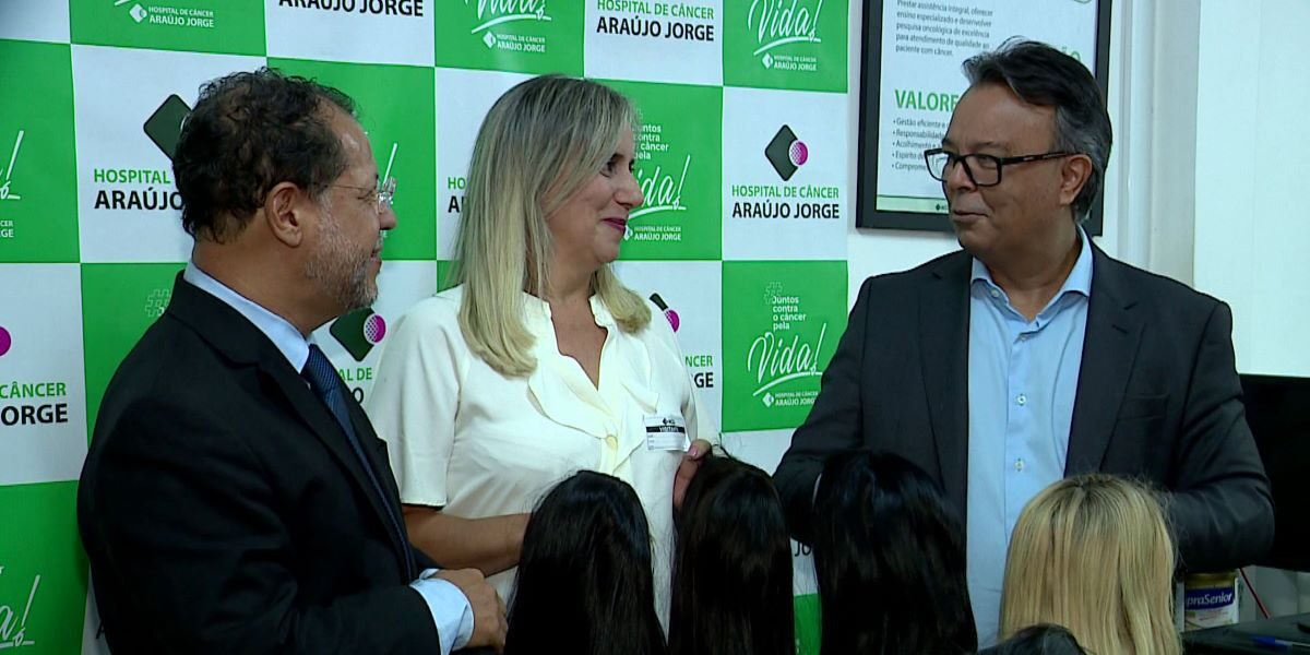 Araújo Jorge recebe perucas feitas com cabelo apreendido pela Receita Federal