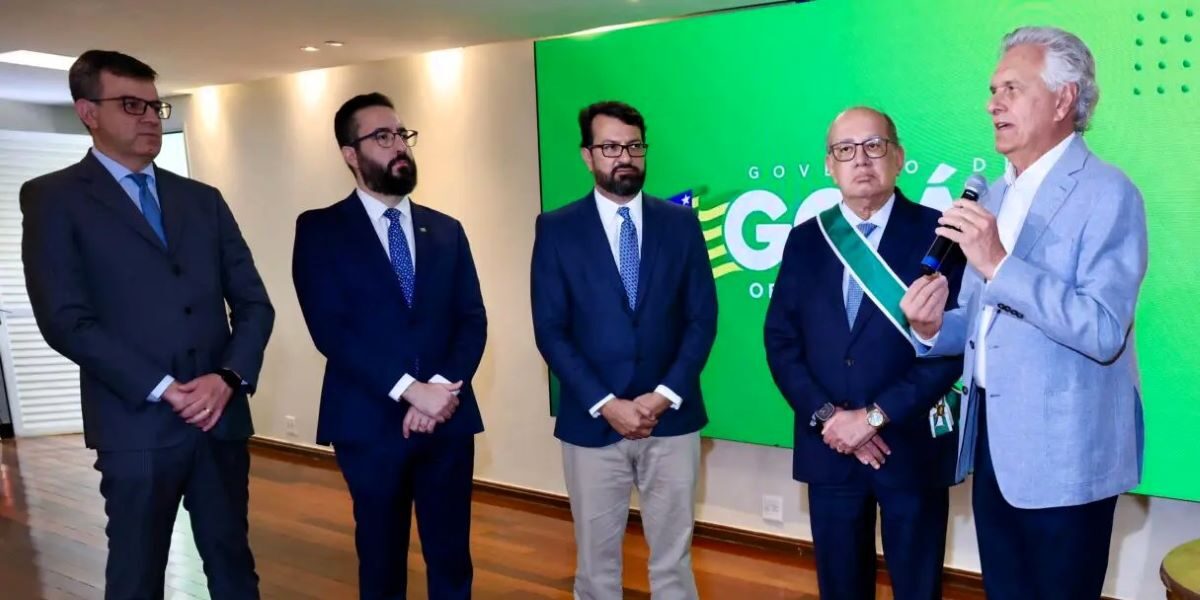 Governo de Goiás homenageia Gilmar Mendes com a comenda do Mérito Anhanguera