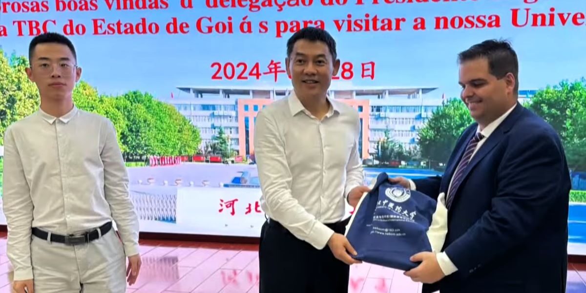 Equipe da Brasil Central visita fazenda leiteira e faculdade de medicina na China