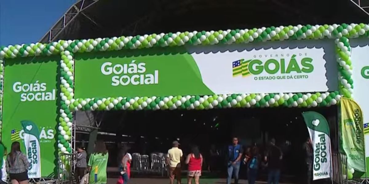 Goiás social entrega cartões do Mães de Goiás em Goiânia