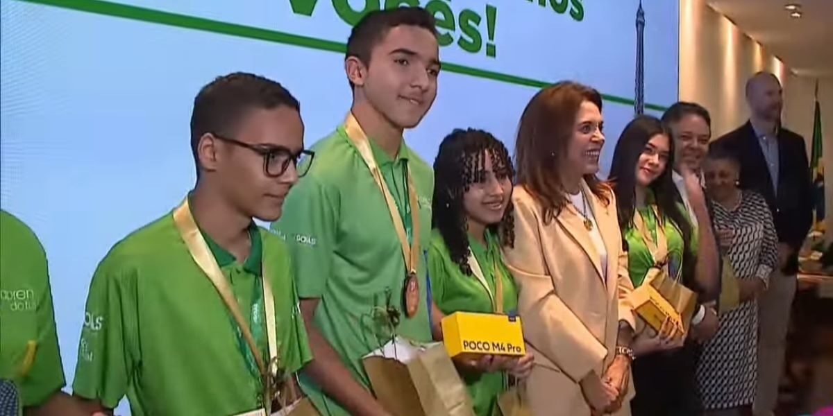 Jovens classificados no desafio Aprendizes de Matemática são premiados