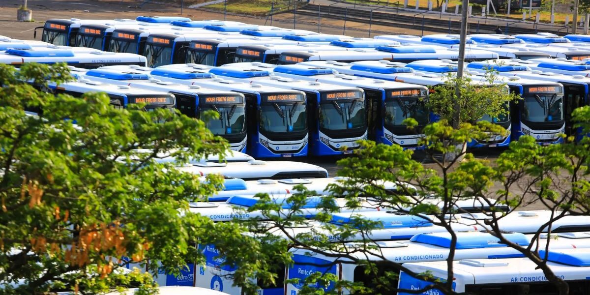 Governo entrega 132 novos ônibus do transporte coletivo