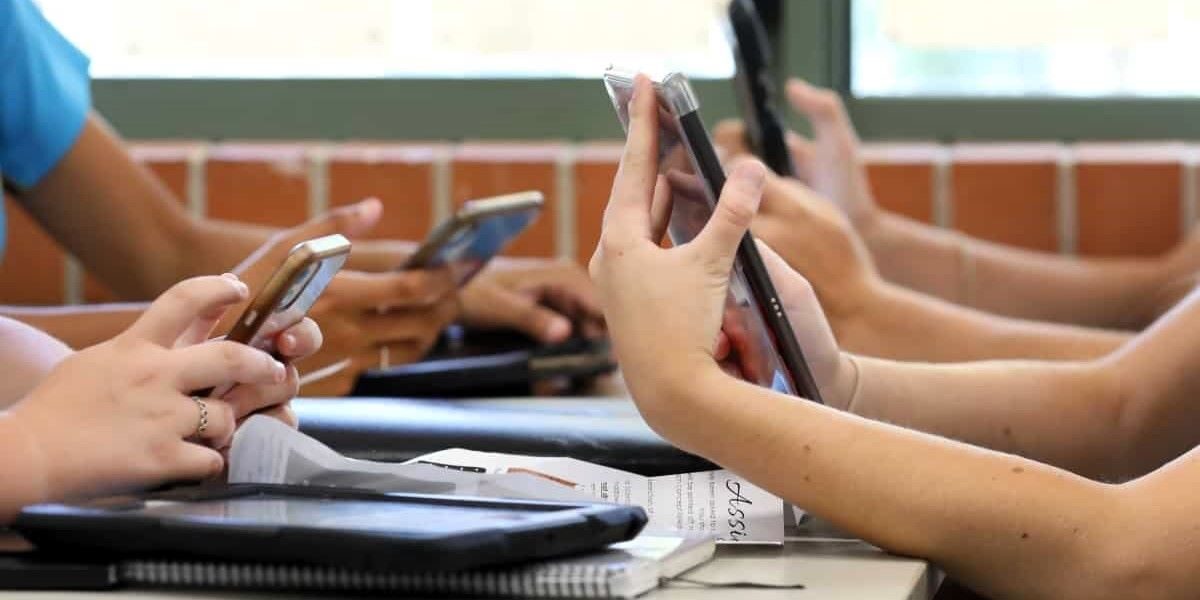 Seduc orienta escolas a proibirem celulares desde fevereiro