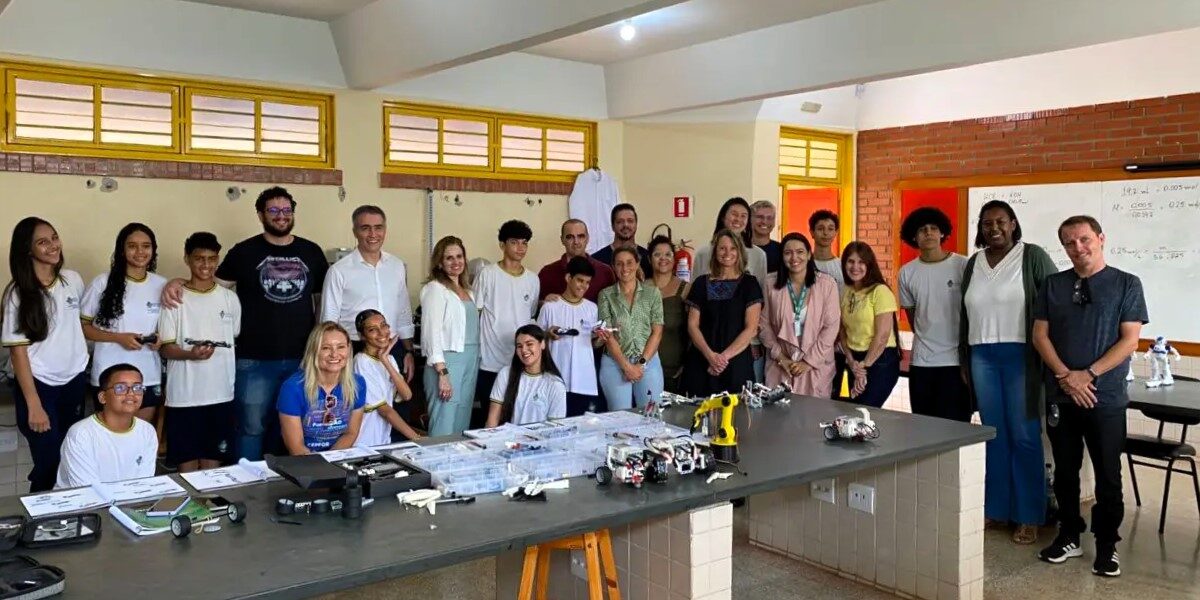 Integrantes da Google visitam escola estadual de tempo integral em Goiânia