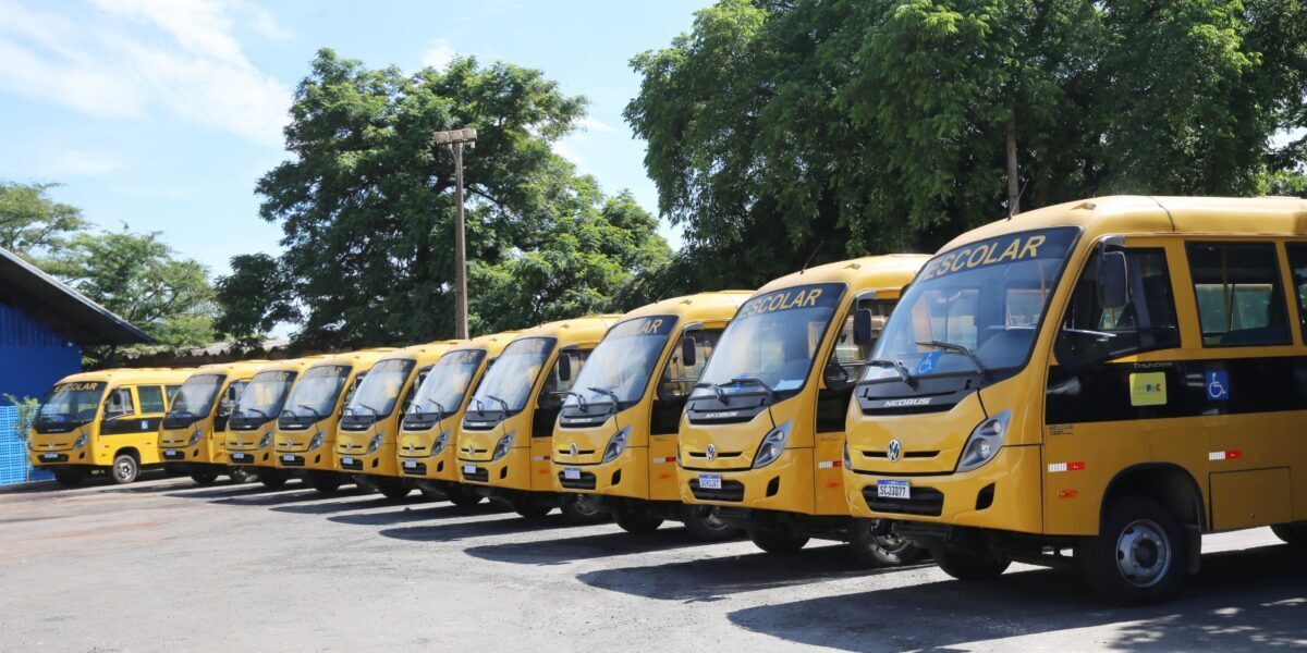 Governo estadual entrega novos ônibus escolares para 12 municípios