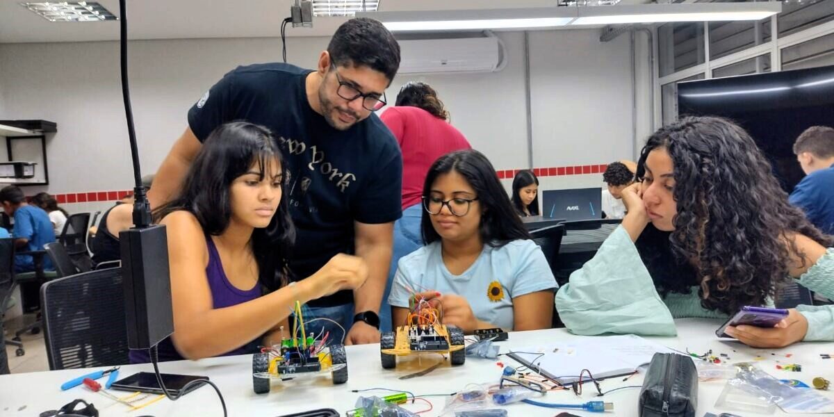 Programa Start oferece aulas de robótica para crianças e jovens