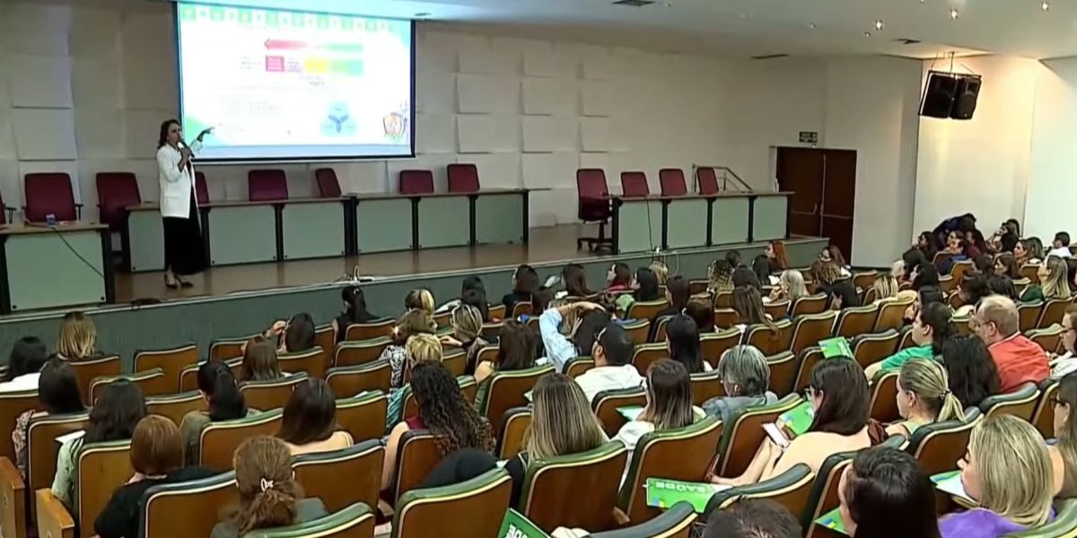 Saúde capacita profissionais da sala de vacinação