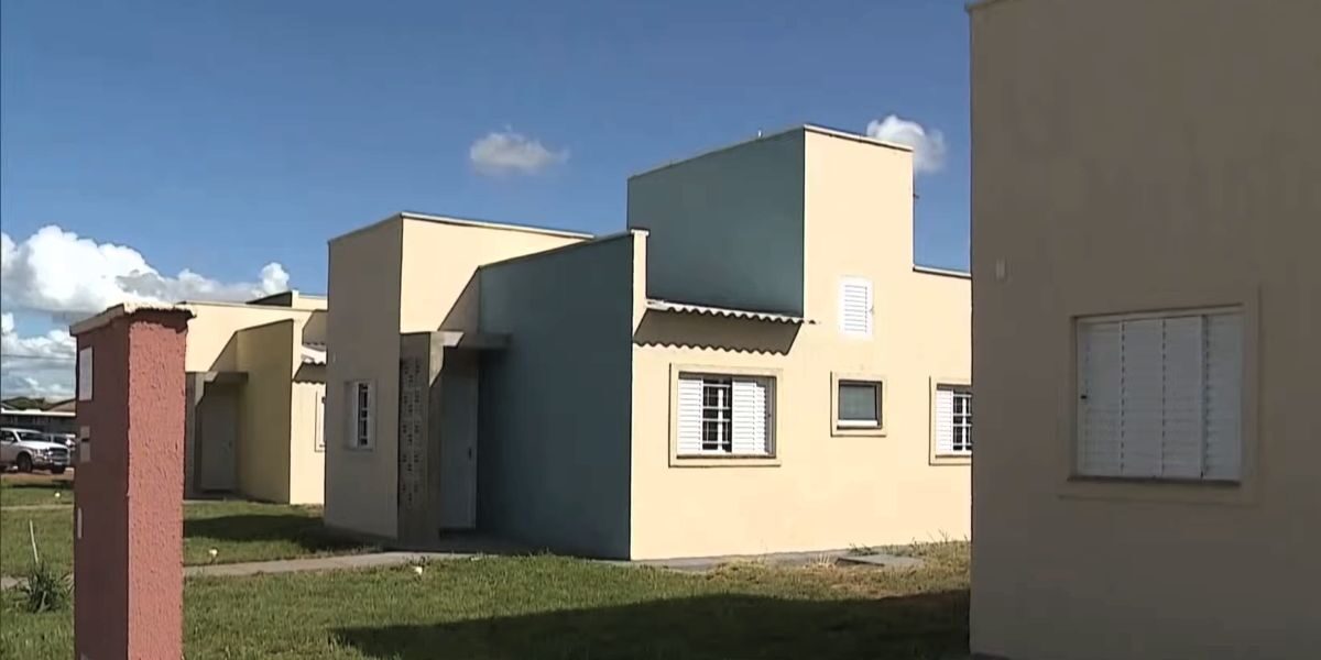 Governo estadual entrega moradias e campo de futebol em São Francisco de Goiás