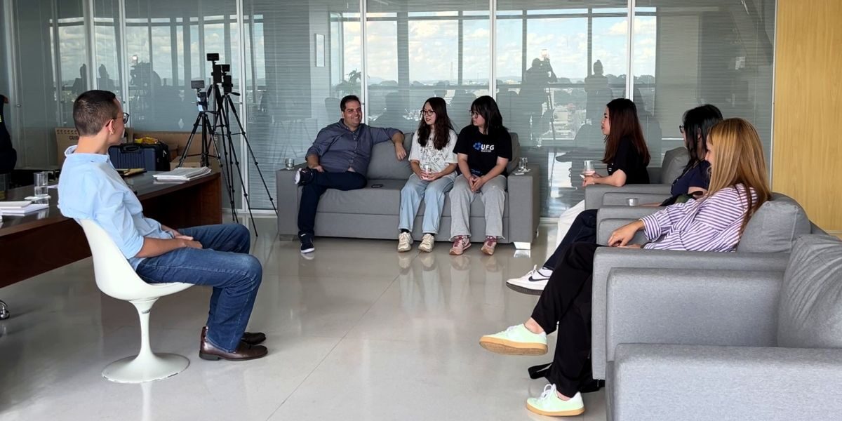 Estudantes de intercâmbio da China visitam a TV Brasil Central