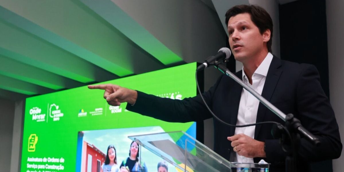 Governo de Goiás assina ordem de serviço para a construção de casas a custo zero