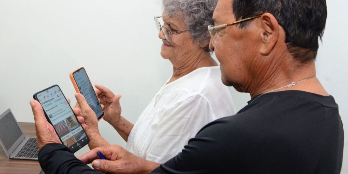 Governo de Goiás incentiva acesso digital a idosos