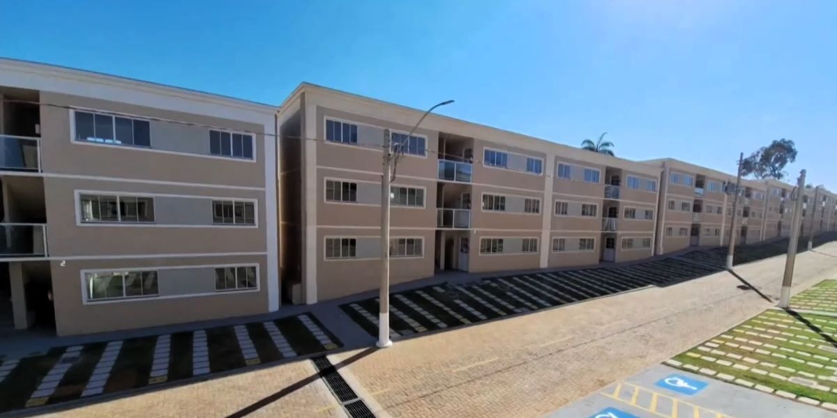 Governo entrega moradias e anuncia obras de saneamento em Valparaíso de Goiás