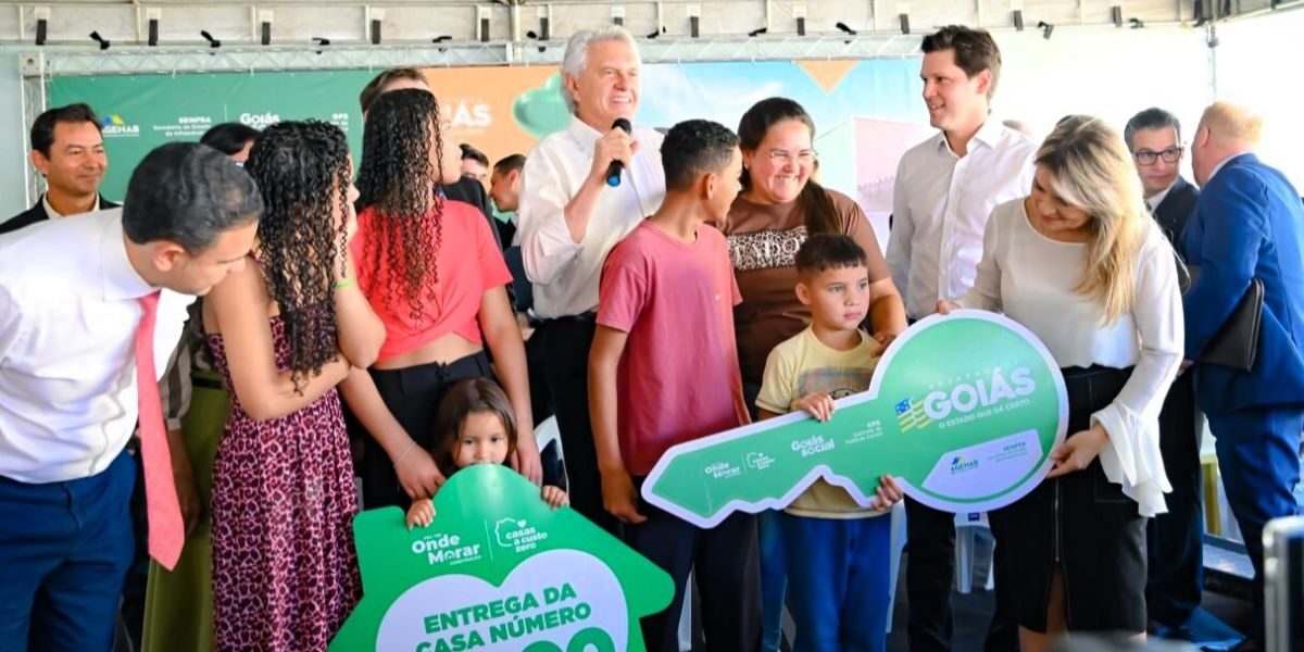 Caiado entrega casas durante instalação simbólica da capital em Santa Cruz de Goiás