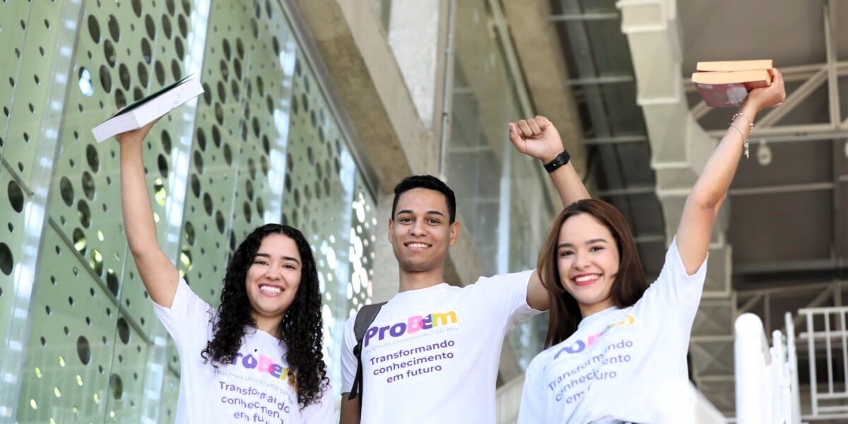 Universitários participam da Feira de Oportunidades do Probem