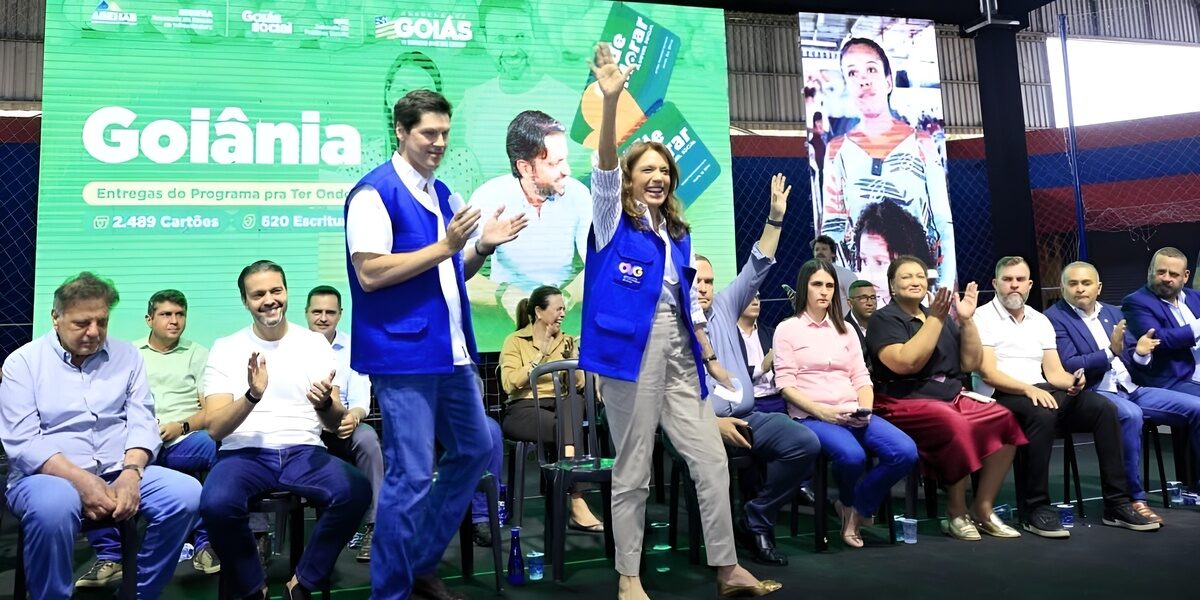Governo entrega escrituras e cartões do Aluguel Social em Goiânia