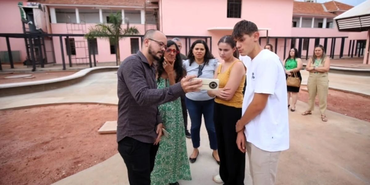 Comitiva francesa visita obras do Lyceu que será bilíngue em 2026