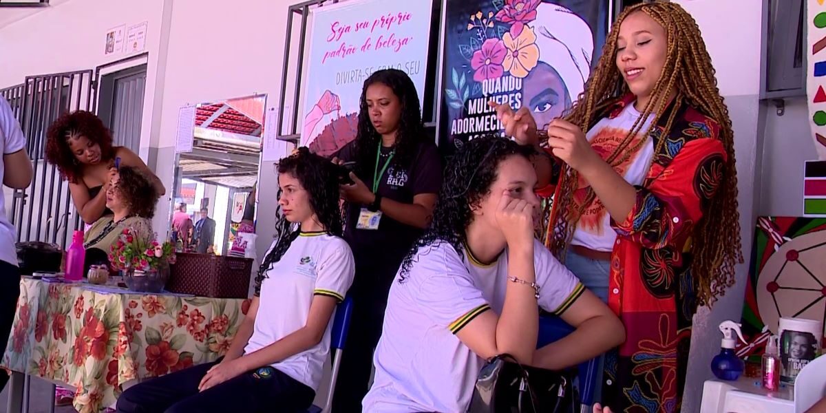 Consciência Negra: escola reforça identidade pelo cabelo  