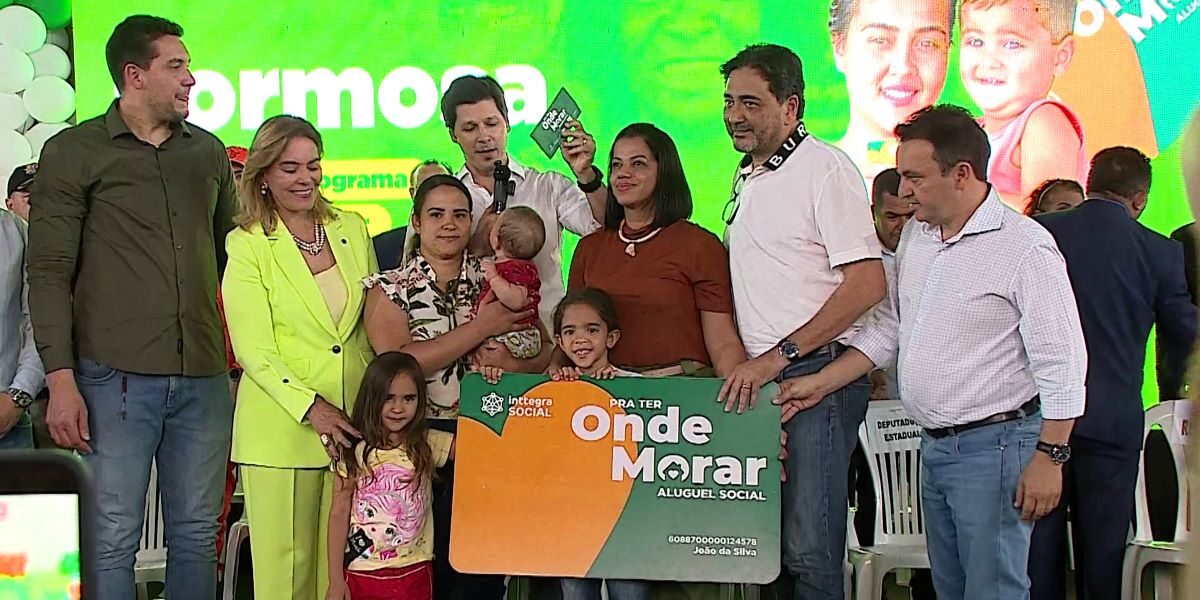 Em Formosa, governo beneficia famílias com aluguel social e escrituras de imóveis