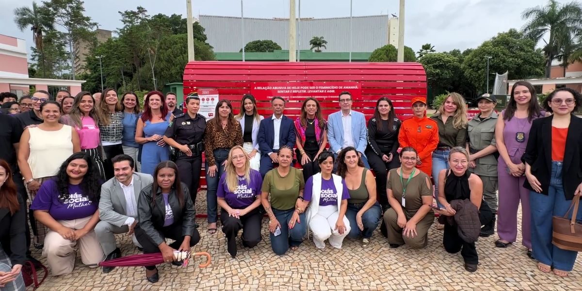 Inaugurado banco vermelho na Praça Cívica, símbolo de combate à violência contra a mulher