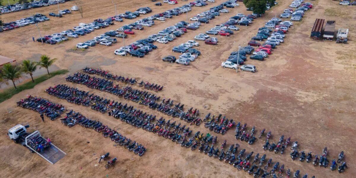 Detran leiloa mais de 2.800 veículos e sucatas