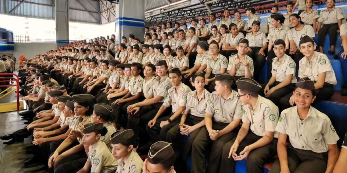 Governo entrega Bolsa Uniforme a alunos dos colégios militares