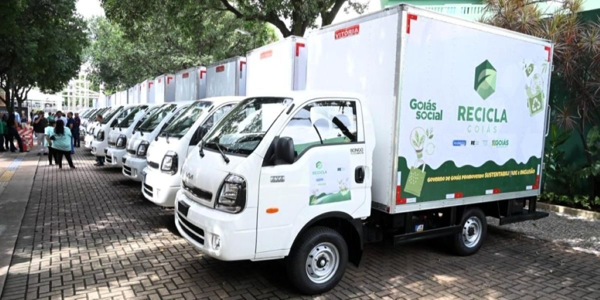 Governo entrega 29 veículos para coleta de recicláveis nos municípios