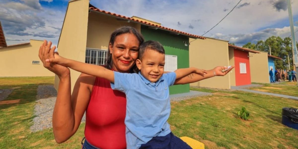 Moradores de Vila Propício recebem benefícios do Governo de Goiás