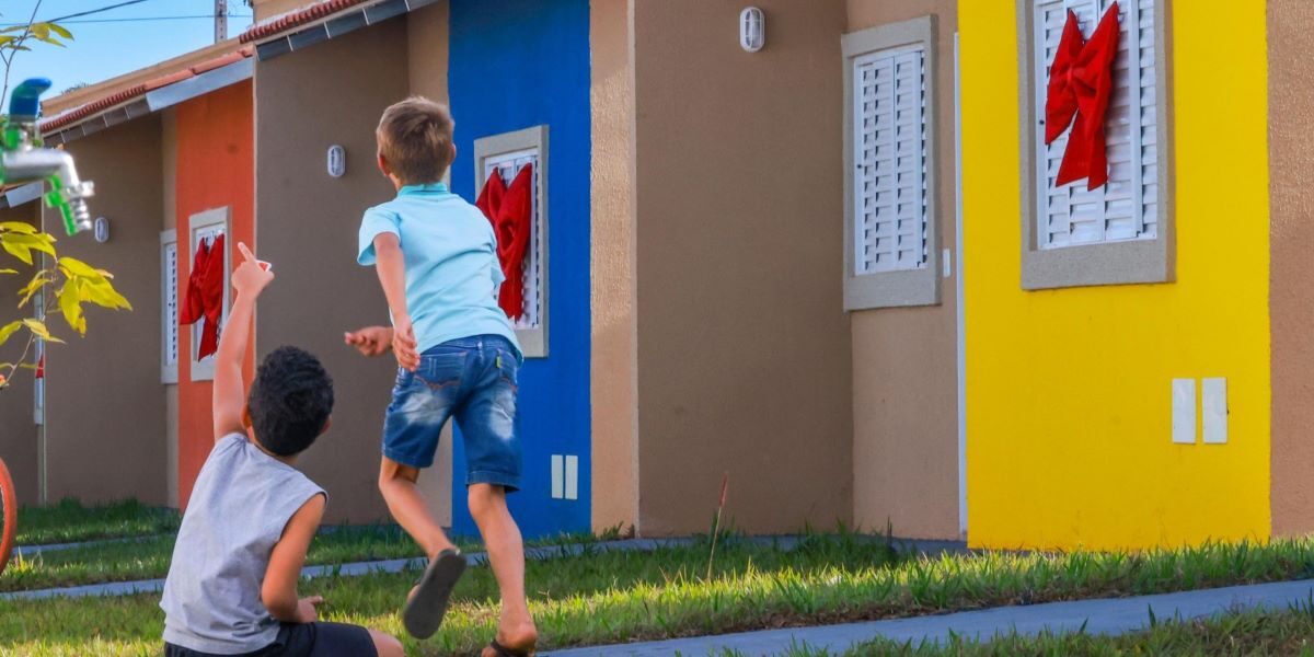 Famílias de Faina e Guaraíta recebem casas a custo zero do governo de Goiás