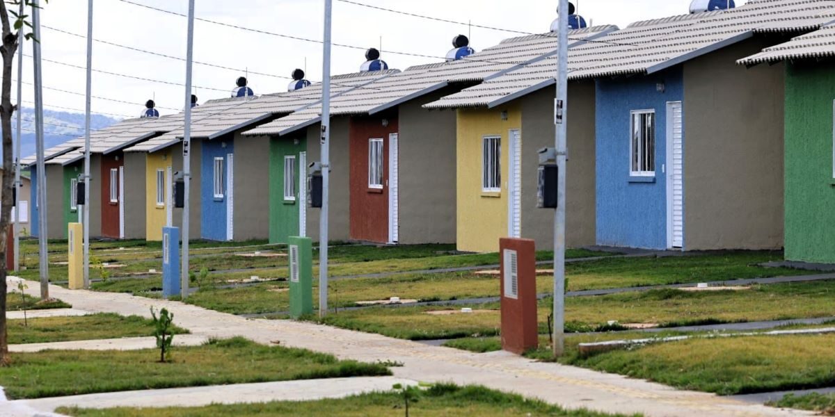 Moradores de São Luiz do Norte e Itapaci recebem casas a custo zero