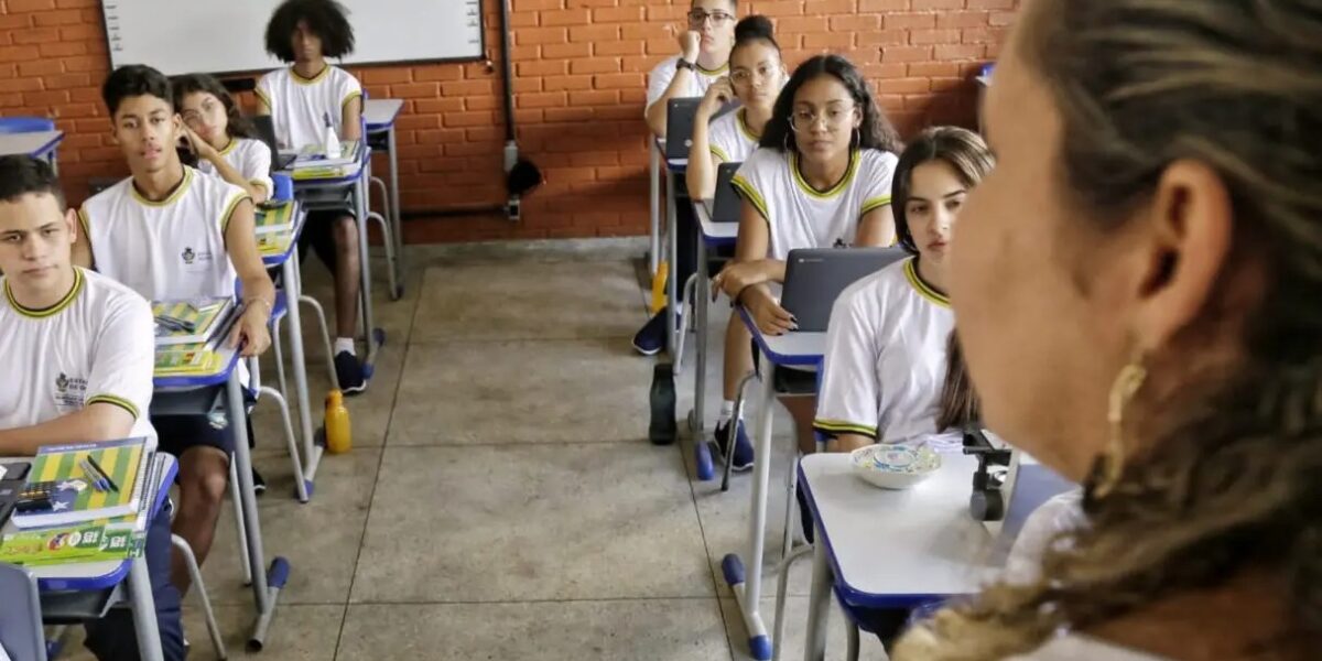 Governo de Goiás concede piso nacional do magistério para professores da rede estadual