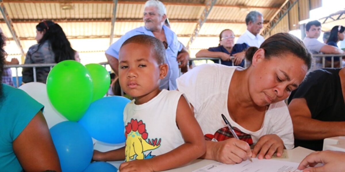 Famílias em Santo Antônio do Descoberto recebem recursos do Governo de Goiás para reformar casas