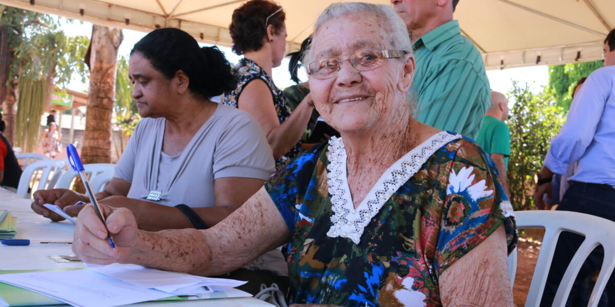 Famílias do Colina Azul comemoram entrega de escrituras do Governo de Goiás