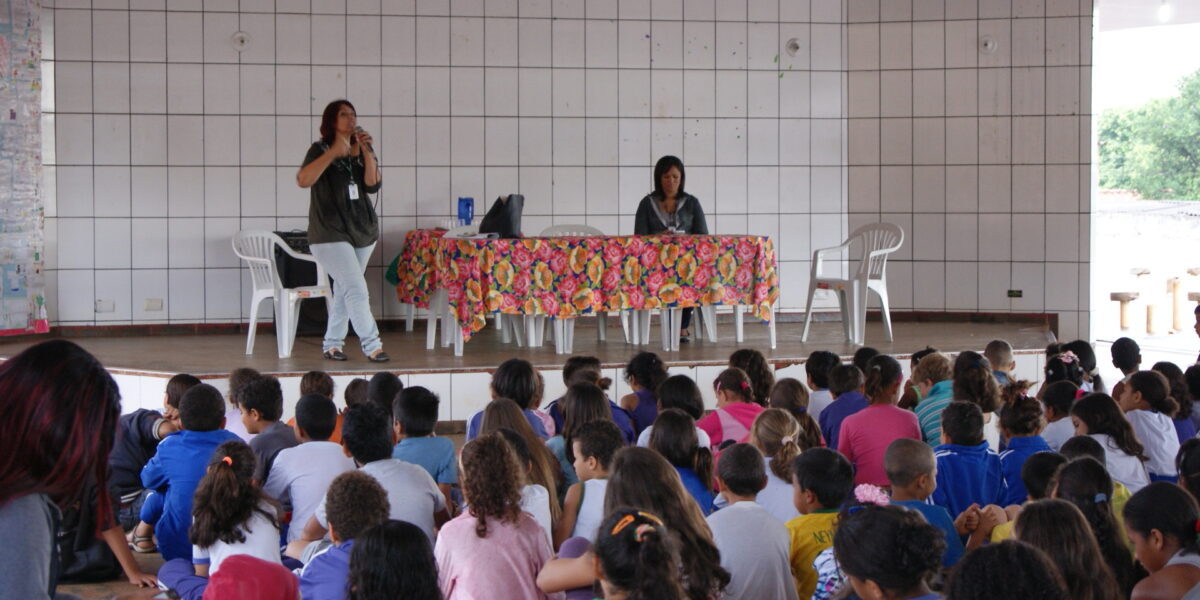 Projeto Amigo da Praça da Agehab e Semarh movimenta escolas no Jardim Curitiba