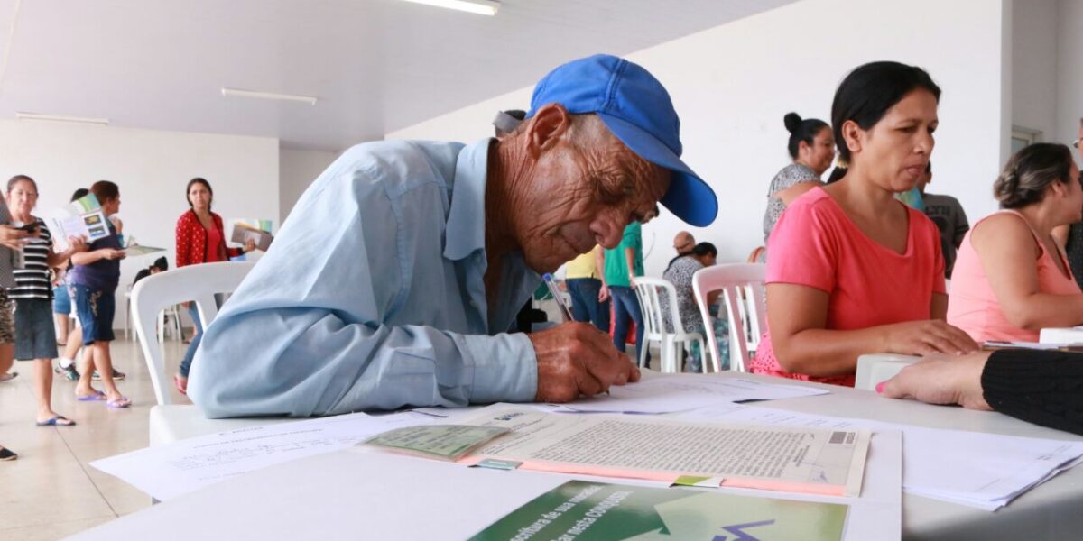 Governo de Goiás entrega escrituras em Goianira e Araguapaz