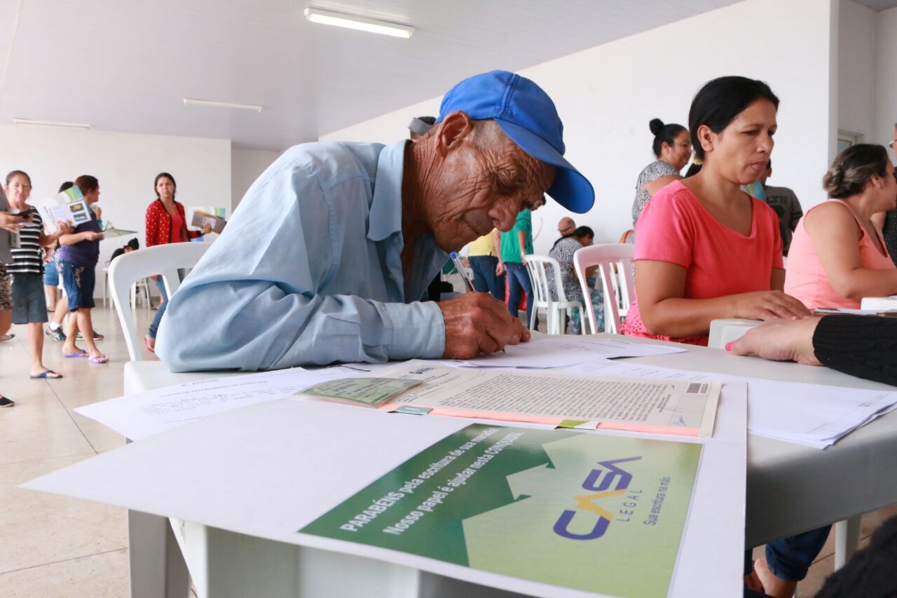 Governo de Goiás entrega escrituras em Goianira e Araguapaz