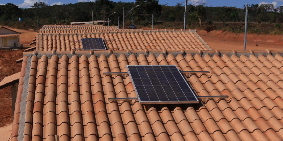 Pioneirismo de Goiás com energia solar em moradias populares ganha destaque em artigo nacional