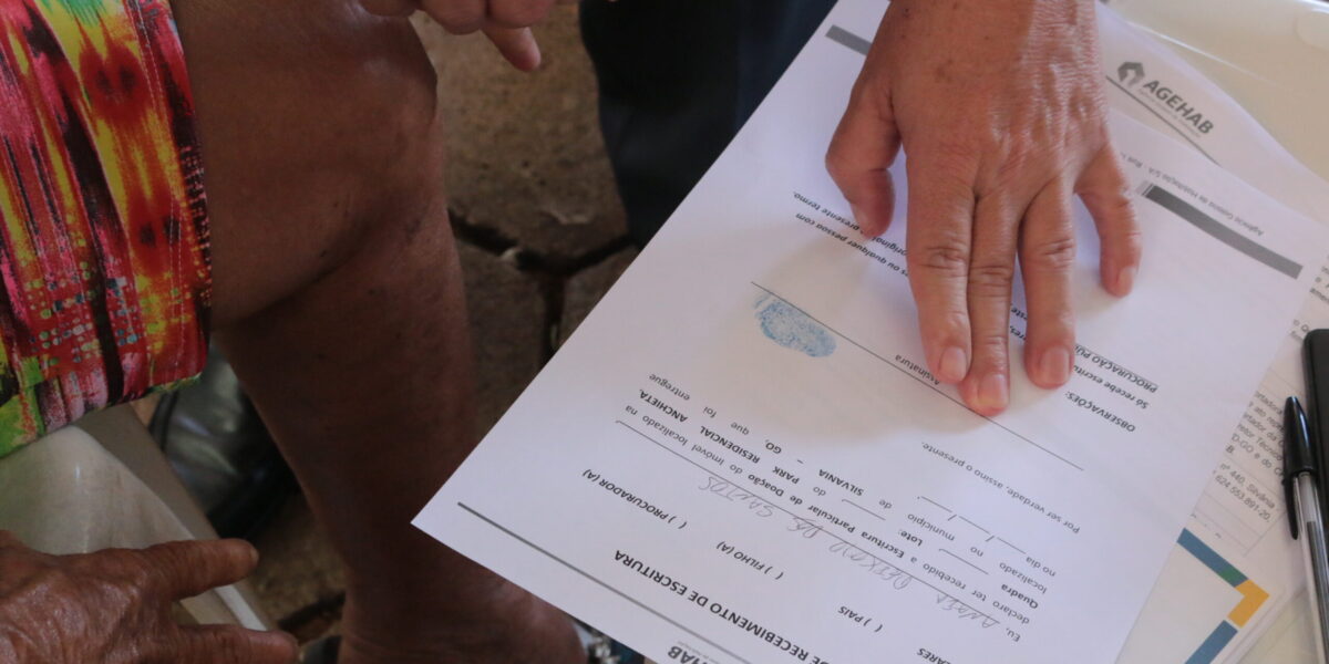 Famílias de Araguapaz recebem escrituras do Casa Legal