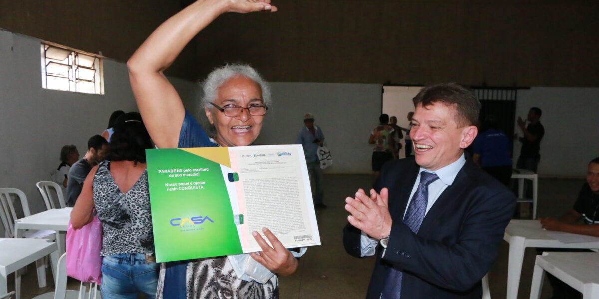 Emoção marca entrega de mais de 500 escrituras do Casa Legal em Aparecida de Goiânia