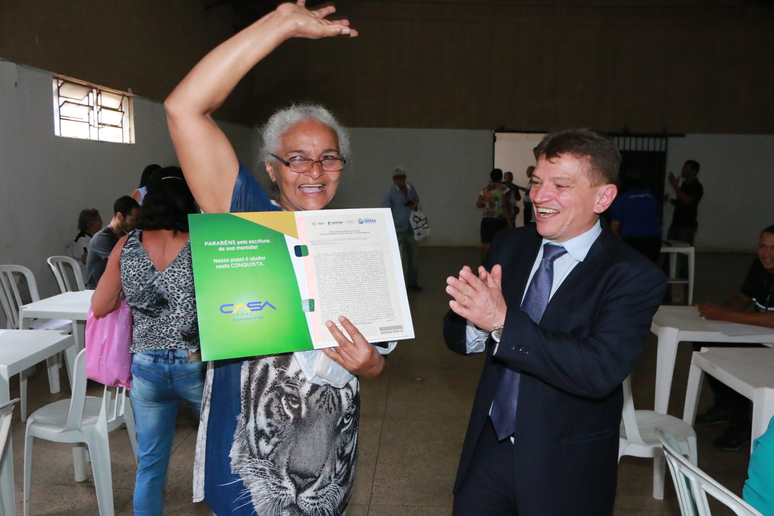 Emoção marca entrega de mais de 500 escrituras do Casa Legal em Aparecida de Goiânia